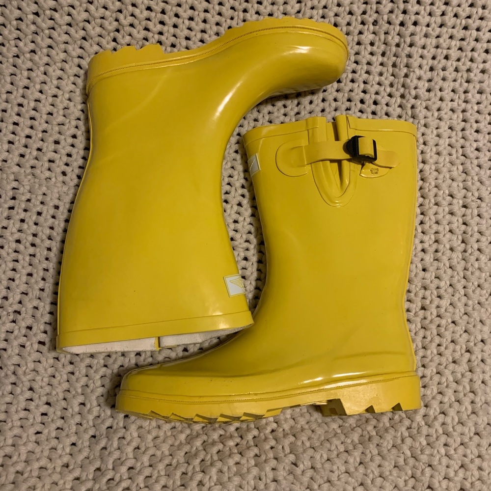 Yellow rain boots size 7 brand new used once